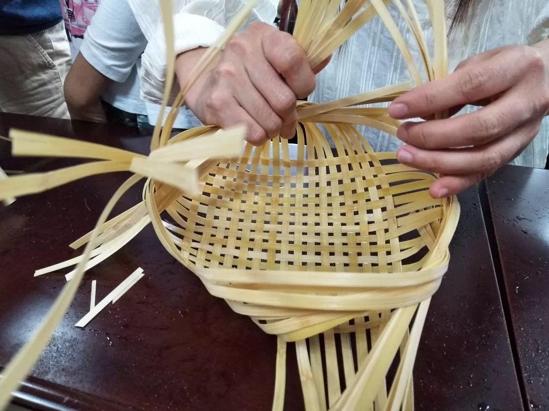 非遗时光 小小竹篾匠 编织金梦想