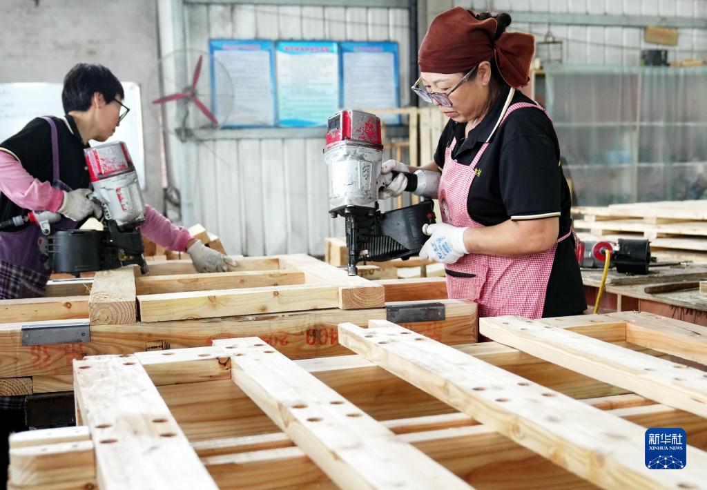 河北唐山“乡村工厂” 图文设计制作拓宽村民致富路